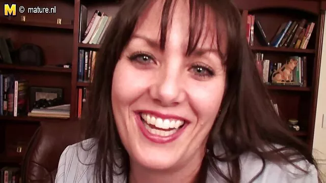 Alice Brookes sur le lit avec des roses film porno lesbienne en français
