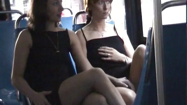 Une femme au cœur tendre pissé d'un orgasme sur le pénis de son mari, jouant avec le clitoris et rampant avec une petite fille regarder film porno lesbienne poilue sur une bite pâle