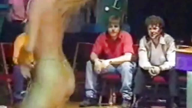 Caméra cachée brûlée alors film porno guine qu'une grosse femme au foyer se masturbe une boulette sous un robinet avec de l'eau