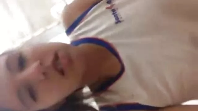 La sœur voulait voir le pénis du jeune, video film porno lesbienne a essayé de retirer la culotte de l'homme endormi et a été prise par la main