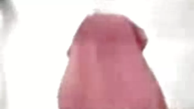 Anal de Noël et un jeune couple sur fond de film porno amateur lesbienne sapin de Noël s'amusent dans le perdachin