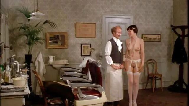 Chel prépare la madame obstinée à baiser, lécher vidéo lesbienne x le trou du fond avec une langue
