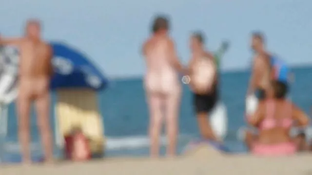 Une femme avec deux filles a amené le jeune homme d'un voisin dans la maison et l'a branlé vidéo lesbienne x de trois d'entre elles jusqu'à la graine sur le ventre