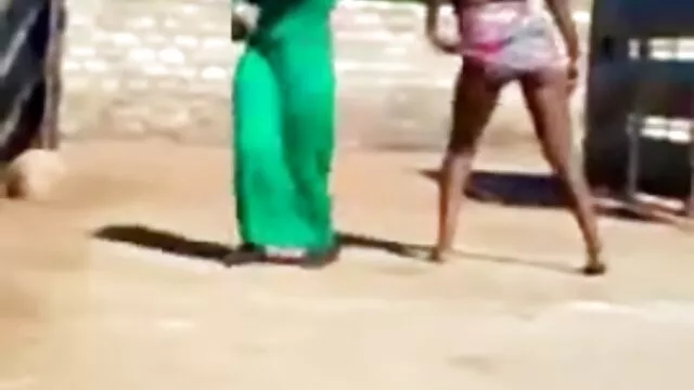 Une femme film lesbienne porno francais au foyer solitaire avec de gros mamelons et une trompe sortant d'un vagin humide se caresse