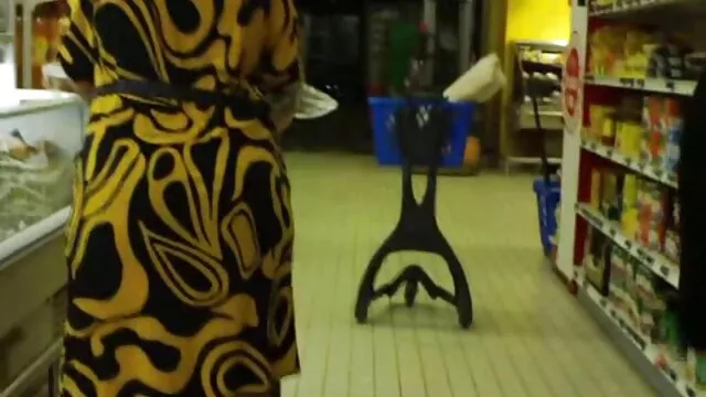 Le mari joue à l'ordinateur actrice lesbienne porno dans son caleçon, et la femme s'assoit par terre entre ses jambes et suce son pénis de la mouche