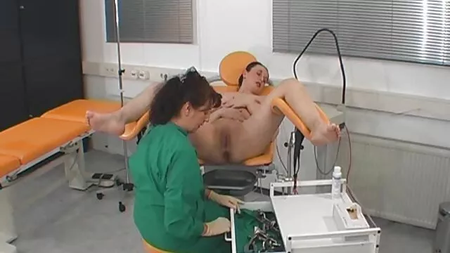 Eric aux cheveux roux est agacé par une dame timide avec de gros tétons, couvrant son visage actrice lesbienne porno avec ses mains