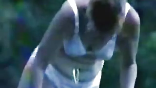 Une MILF épaisse se fait défoncer après la douche par film porno pour lesbienne une levrette pompée sur le lit
