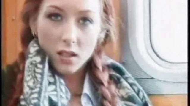 Un étudiant caucasien et un étudiant russe étaient assis sur le canapé, le mamelon de la fille est tombé et les yeux du vidéo x lesbienne garçon se sont éclairés