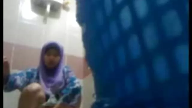 Une indienne poilue film porno de lesbiene filme sa chatte en cam dans une grange