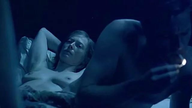 La petite coréenne Kat Young a toute la chatte barattée lorsqu'elle film x de lesbienne était au billard