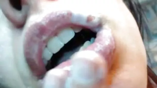 Avec les yeux aboyés dans un dressing vide sans vêtements, implore le film porno gratuit lesbienne pardon de son mari en lui suçant la bite
