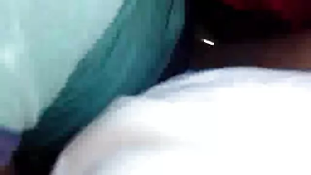 Masturbe l'anus avec un actrice lesbienne porno énorme concombre et fourre des tomates dans sa chatte