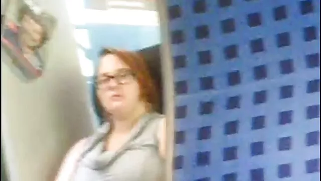 Enfoncer dans le cul une femme aux regarder film porno lesbienne seins avec délectation allongée sur elle