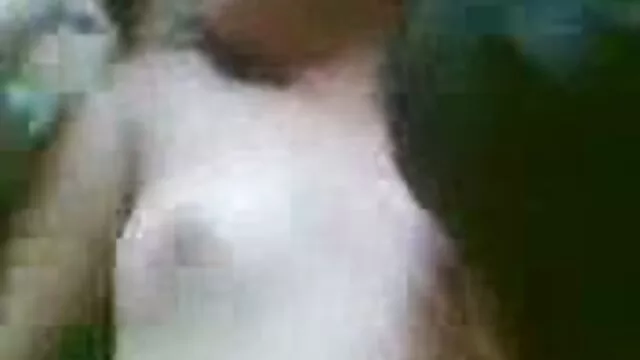 Les câlins sexuels du frère film porno avec lesbienne ont forcé sa sœur en train de se masturber à se rendre à lui