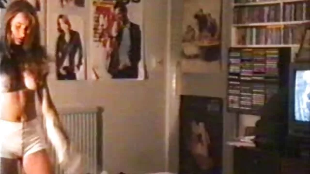 Une adolescente indienne et une video film porno lesbienne voisine aux gros seins baisent secrètement des parents du garçon sous la douche sans connaître la caméra