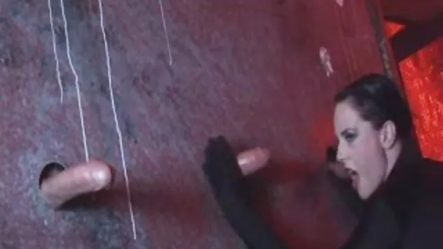 Une jeune films x lesbienne pute lit un livre en prévision d'un autre baiseur et soudain la sonnette retentit