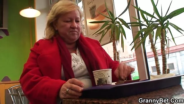 Le concombre scandinave tombe facilement dans le film x gouine vagin profond d'une nana aux gros seins