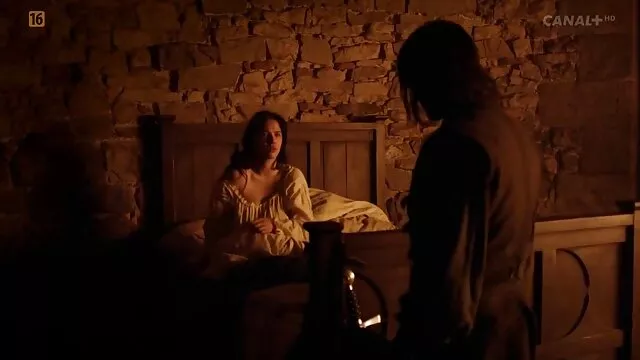 Une femme tatare aux gros seins en or se repose la bouche sur la film x gouine chair coupée de son homme, se cueillant la chatte