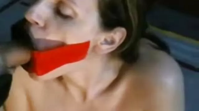 Takhir frappe la femme tadjik d'un voisin dans le village tard dans la nuit pendant que son mari escalade les films x lesbienne montagnes