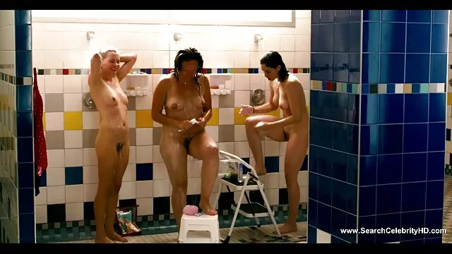 Une jeune femme à la peau sombre se déshabille et se masturbe sous film porno x lesbienne la douche sur le sol, prenant l'appareil photo de son père sans demander