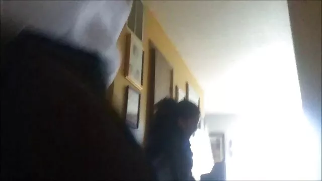 Un jeune Tatar a vu une film x amateur lesbienne fille se déshabiller devant lui et a commencé à se gratter la tête