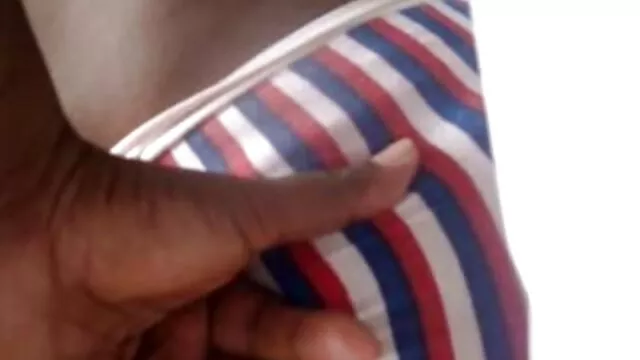 Il a grimpé dans sa culotte et a commencé à tripoter la chatte jusqu'à l'expectoration pendant que la mère était au film x lesbienne en francais travail