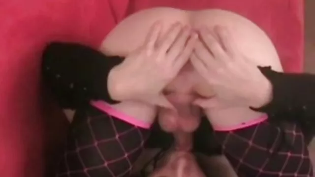Le marié du village est encore un enfant, film porno x lesbienne tambourine la fille du maître dans un cul rond sur de la paille