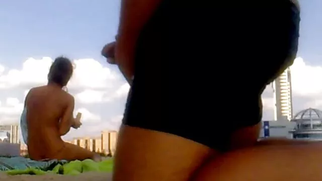 Une femme mince ouzbèke prend des lunettes pour copuler dans la voiture de son père, de temps à autre court dans le film porno de lesbienne gratuit garage nue jusqu'à la porte pour regarder dehors