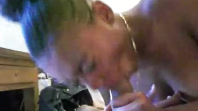Des chattes d'un village nudiste travaillent avec film porno lesbien streaming leur langue, caressant le clitoris d'une visiteuse